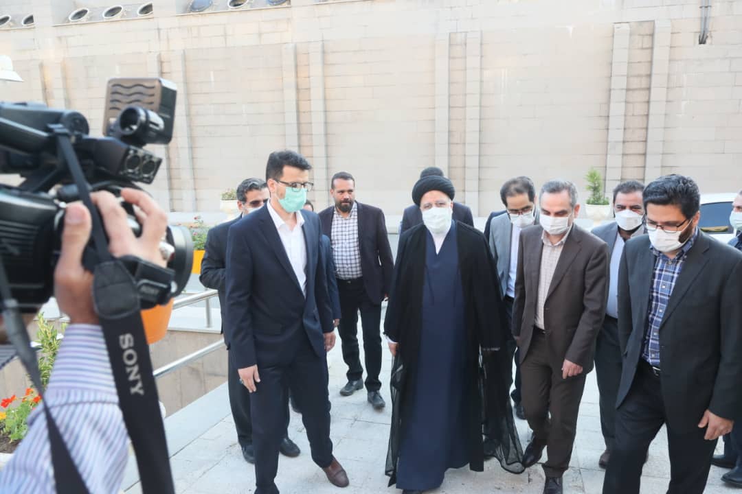 ورود رئیسی به استودیوی رادیو برای ضبط اولین برنامه انتخاباتی
