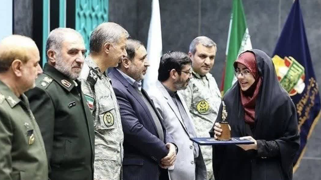 تندیس جشنواره ملی «فانوس» در دستان همکار رادیو یزد