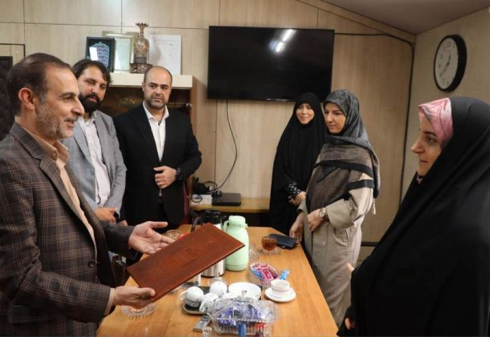 دیدار معاون صدا با بانوی صدای مقاومت در رادیو