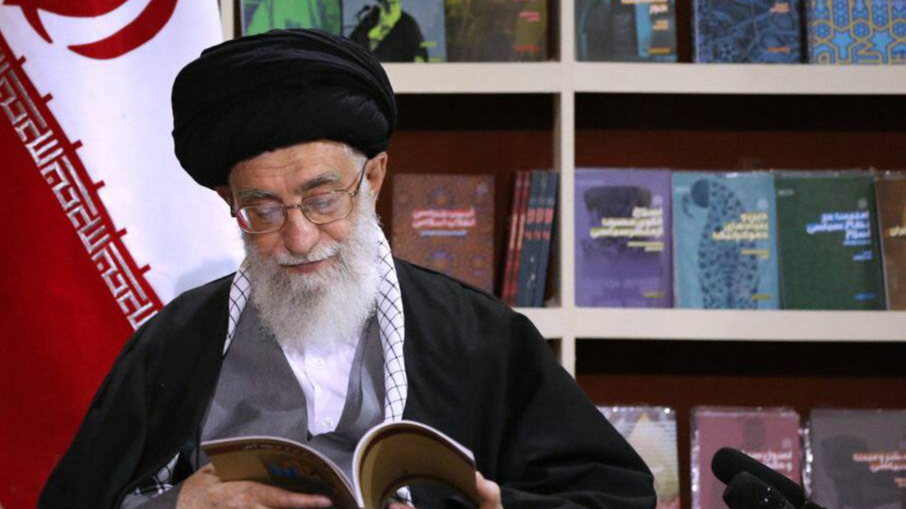 «دوست خوب رهبر»؛ معرفی کتاب‌های مورد تأکید رهبر انقلاب در شبکه امید