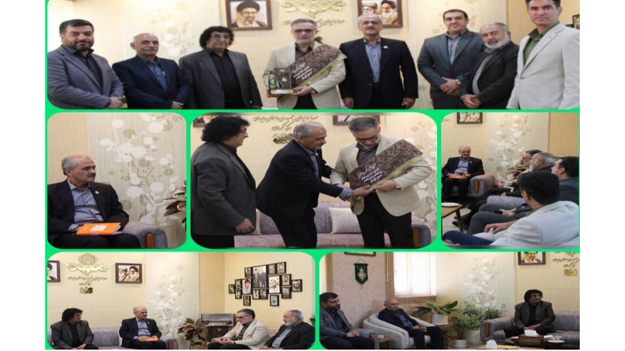 شال پهلوانی به مدیرکل صداوسیمای کرمان رسید