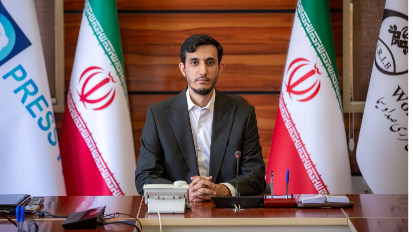 خبرنگار در نقطه تلاقی واقعیت و افکار عمومی ایستاده است