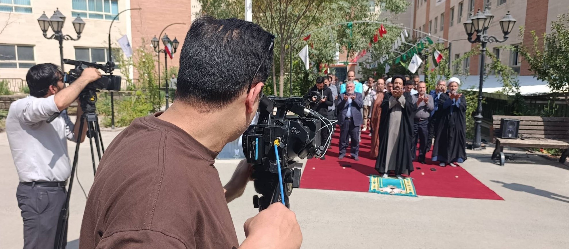 انعکاس شکوه اقامه نماز دانشگاهیان از قاب سیمای خراسان رضوی