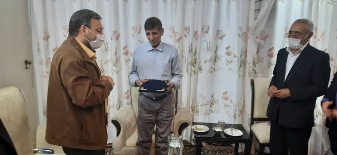 قدردانی از خبرنگار ایثارگر و پیشکسوت استان لرستان
