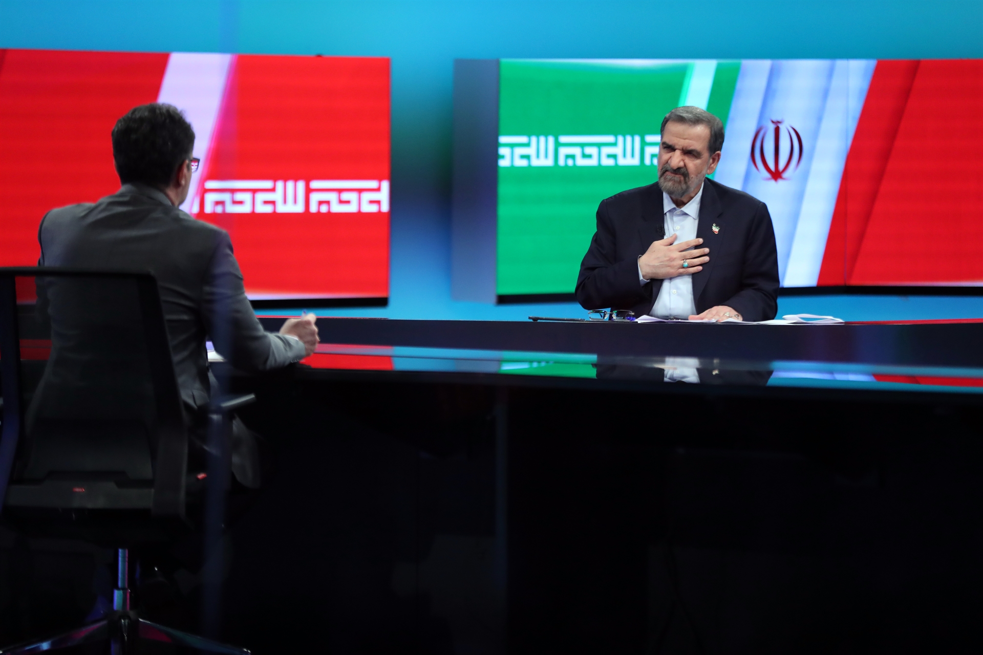رضایی در ساختمان شیشه ای