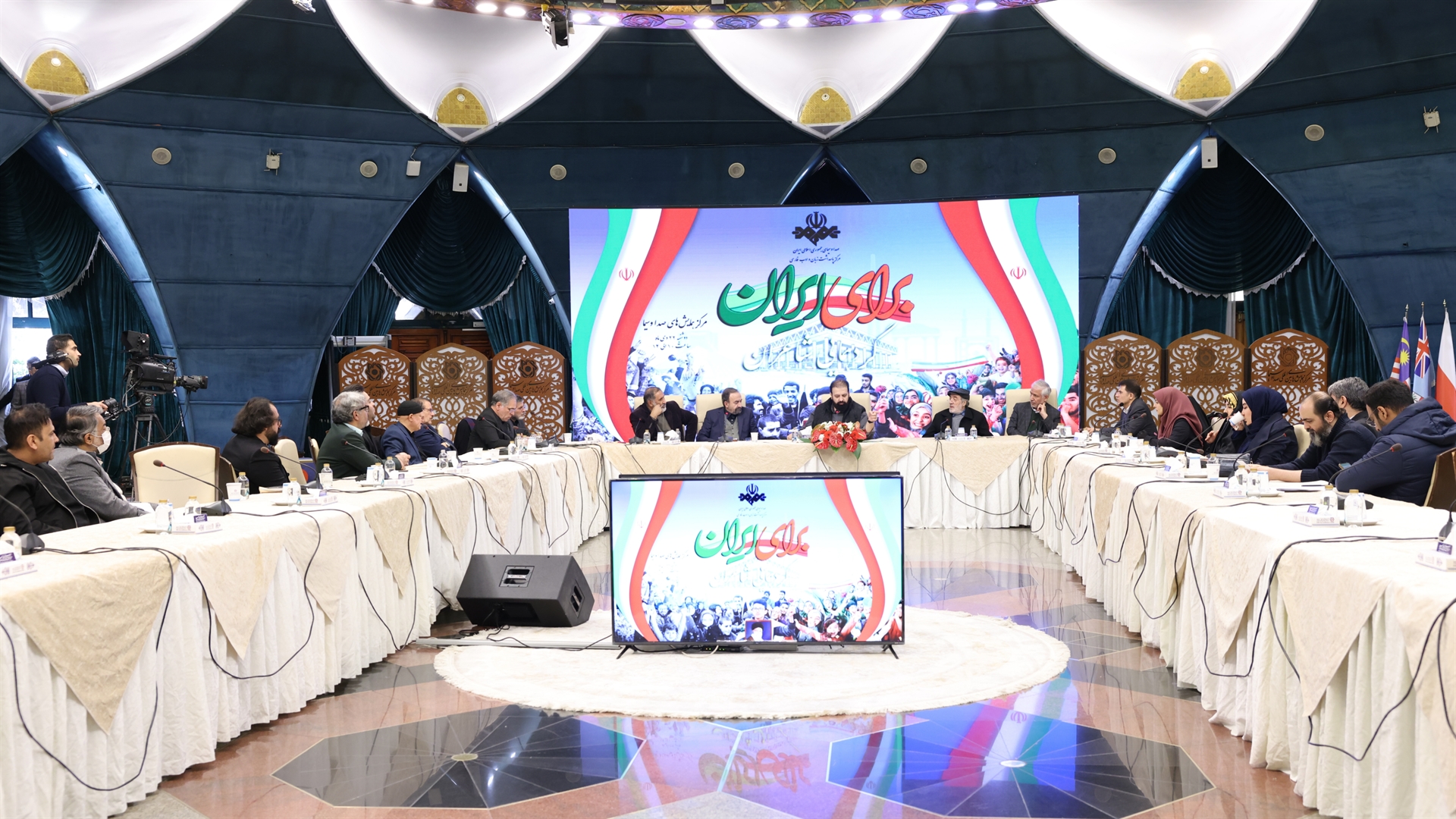 شاعران در خط مقدم انقلاب ایستاده‌اند