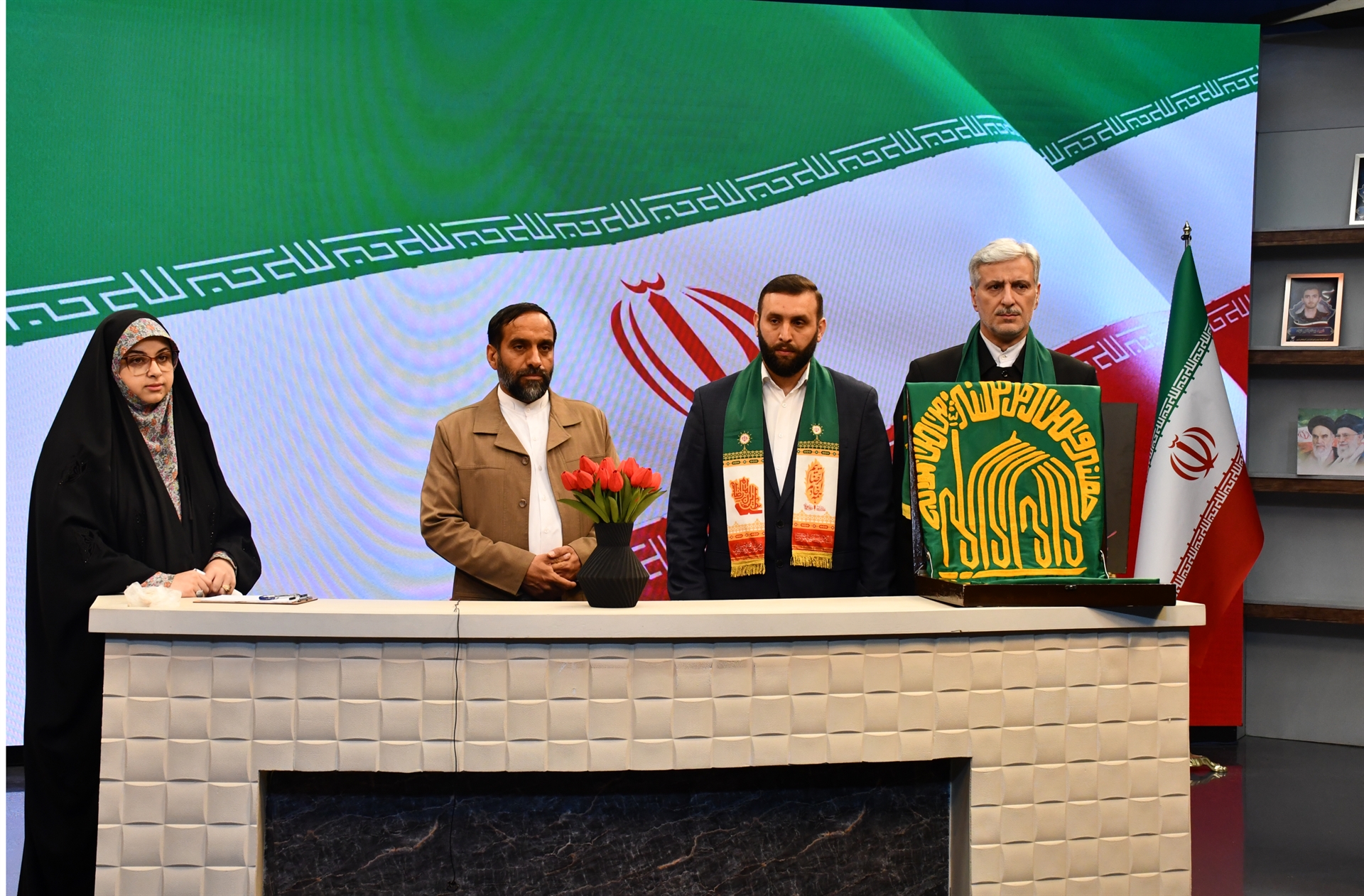 پرچم‌گردانی حرم رضوی در «قهرمان ملت» هم‌زمان با میلاد امام رضا(ع)